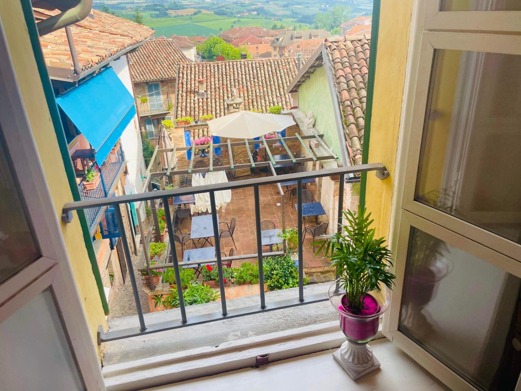 La Gialla Di Via Silvano 12 Monforte dʼAlba Zewnętrze zdjęcie